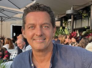 photo d'arnaud mascarel, gérant de l'agence immobilière la clef des villes basée à Boulogne-Billancourt dans le quartier Princes Marmottan